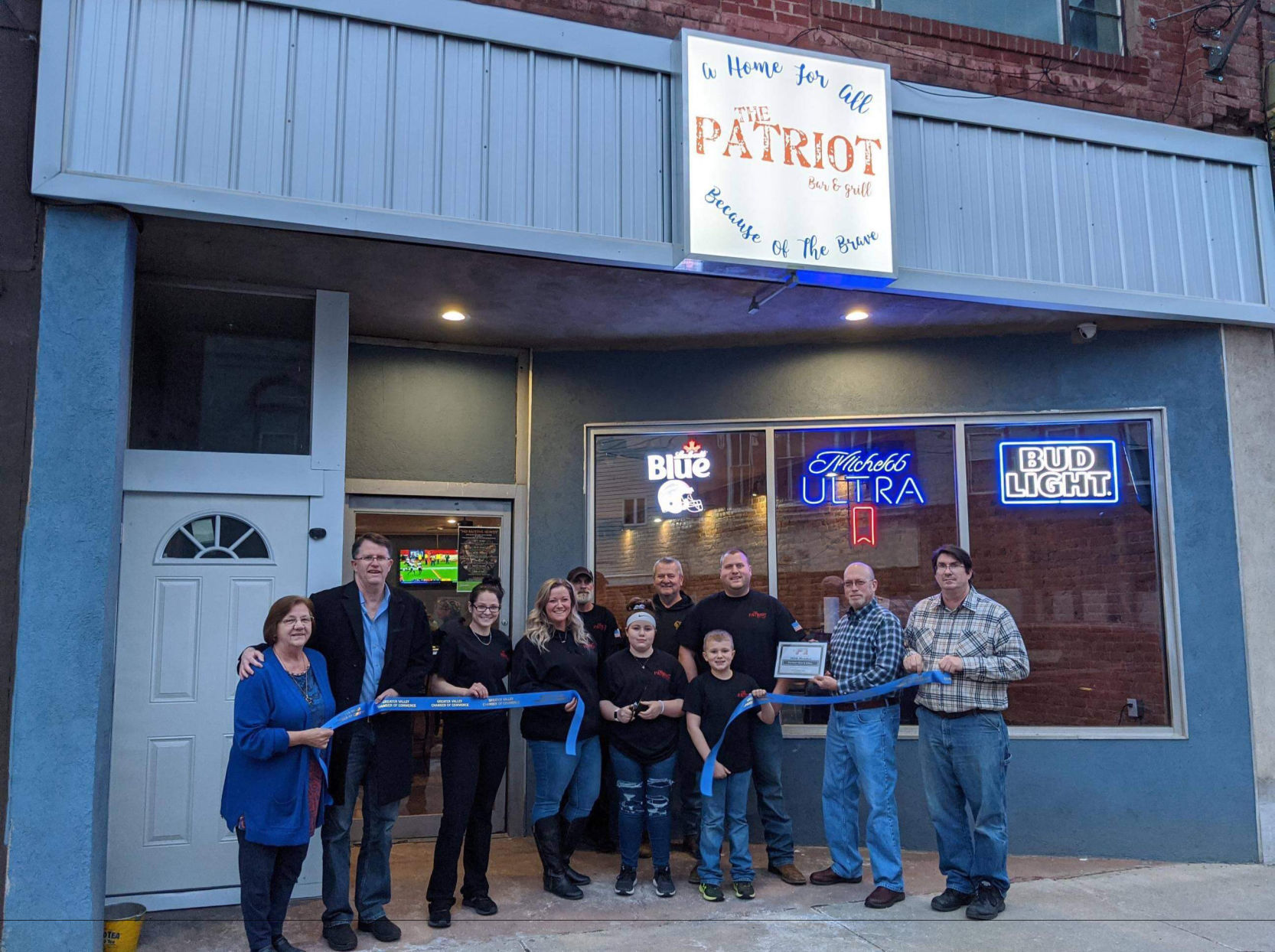 Patriot Bar and Grill cuts ribbon